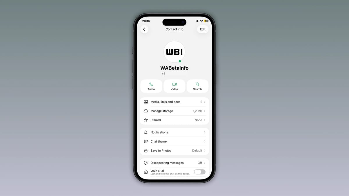 WhatsApp-Smartphone mit grünem Online-Indikator-Punkt auf einem Kontakt-Profilbild im iOS-Beta-Test