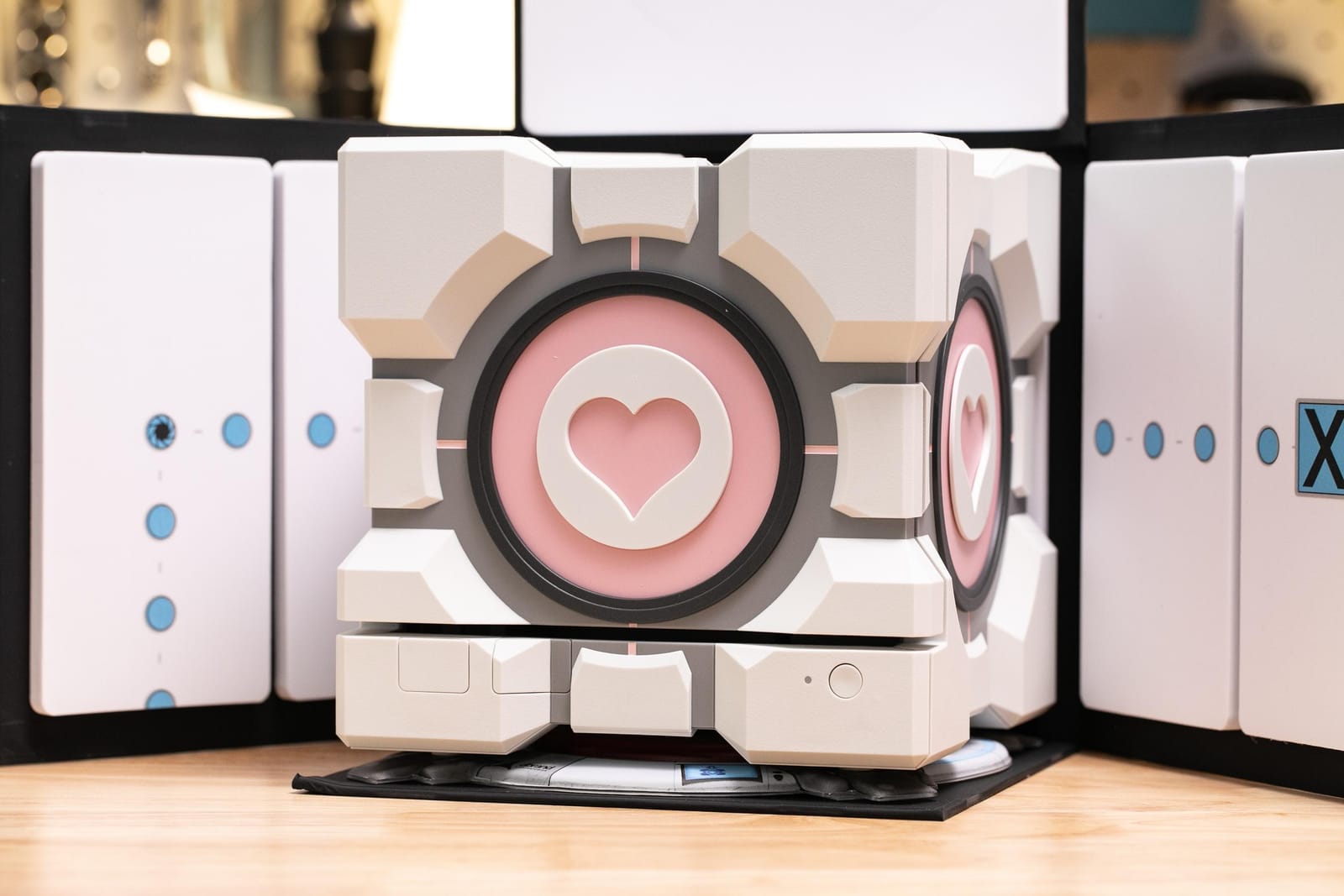 Dbrand Companion Cube Gehäuse für die Steam Machine im Portal-Design
