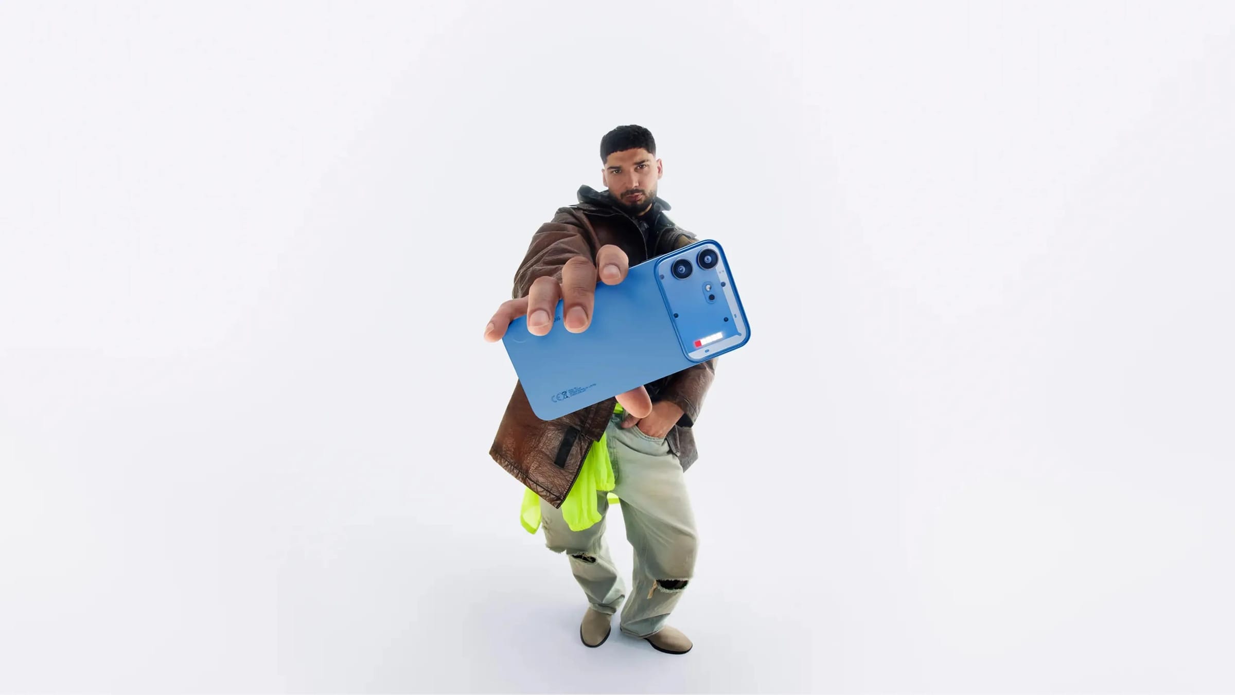 Nothing Phone (4b) im Lifestyle-Shooting mit User in Lederjacke vor weißem Hintergrund