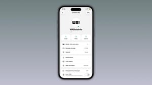 WhatsApp-Smartphone mit grünem Online-Indikator-Punkt auf einem Kontakt-Profilbild im iOS-Beta-Test